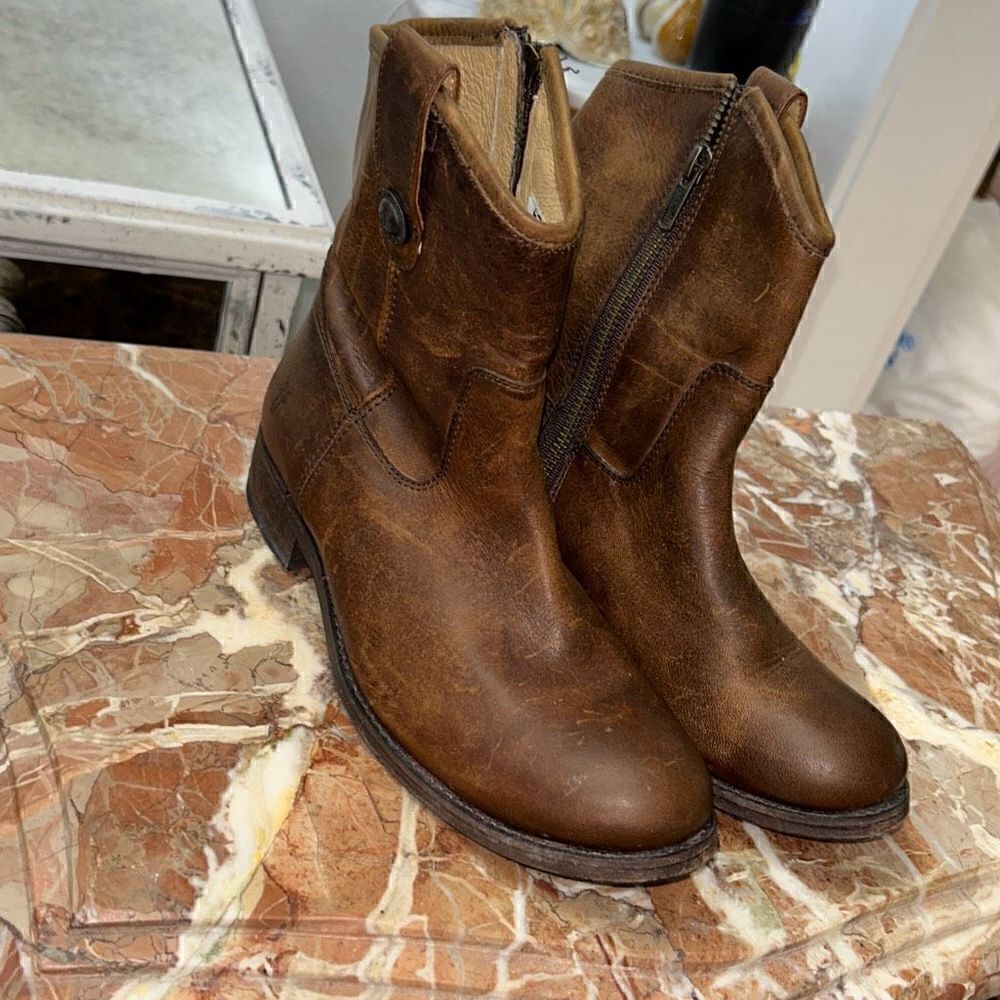Frye Melissa short zip leather boots size 6